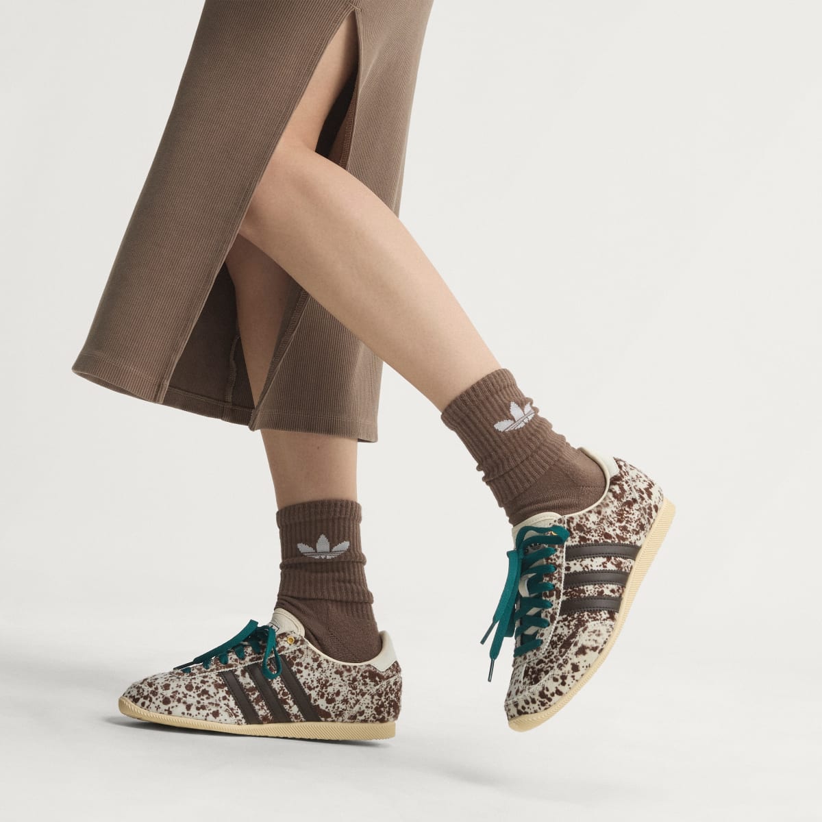 Adidas Women's JAPAN SHOES - Off White / Dark Brown / Gold Metallic - Image 7
